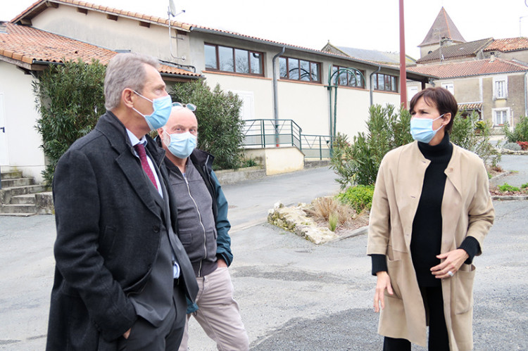 Equipe municiaple de Sauvagnas et le député M.Lauzzana