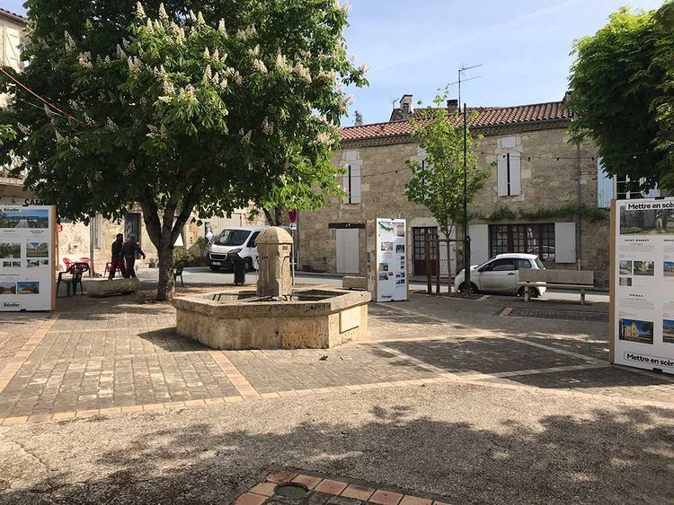 La place de la Mairie de Prayssas