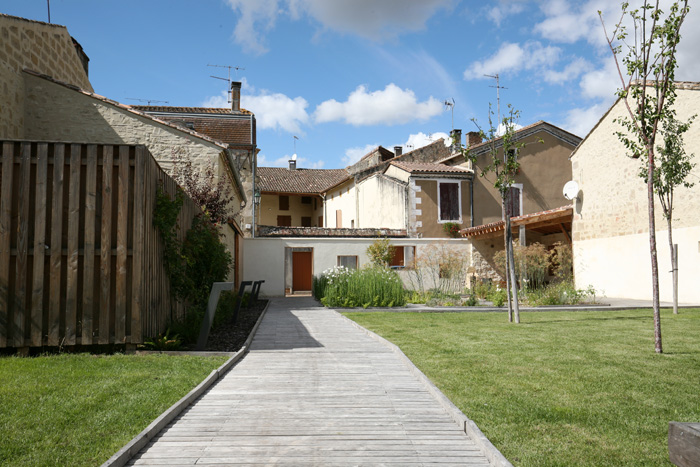 Gontaud-de-Nogaret, jardin public - F.Barot, architecte - V.Leydier, paysagiste - J-J Bousquet, conducteur d’opération © CAUE 47